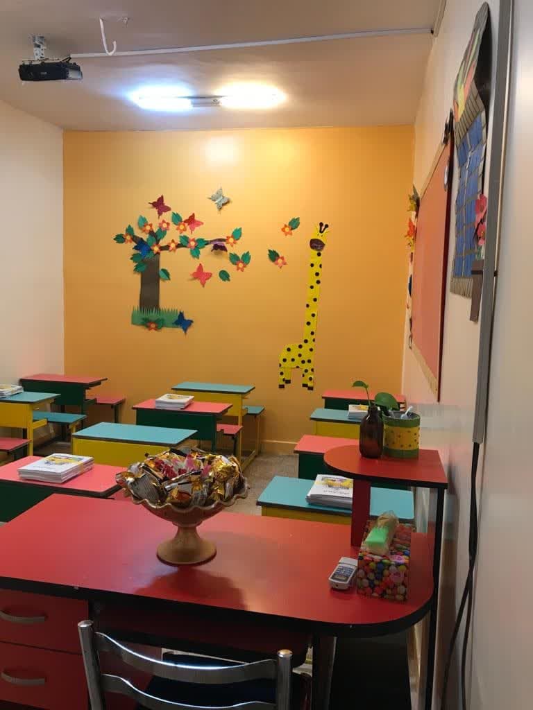 ورودی مدرسه و کلاس های مدرسه